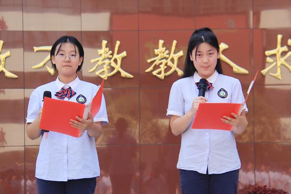 5刘津汝、张悦欣同学进行国旗下演讲